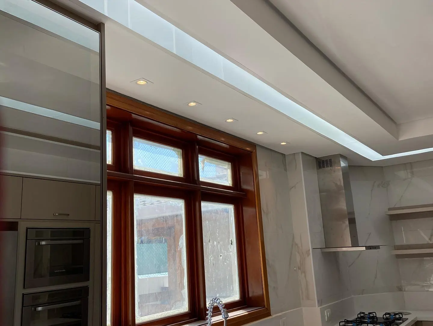 Sanca linear com spots em cozinha