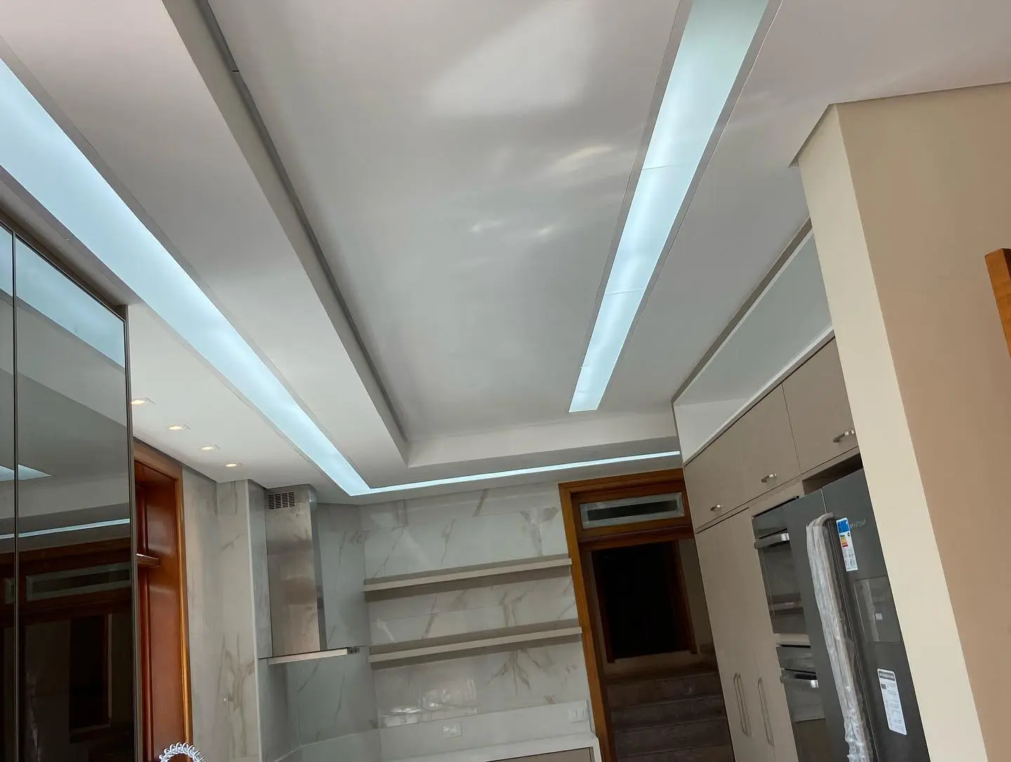 Sanca de gesso iluminada em cozinha