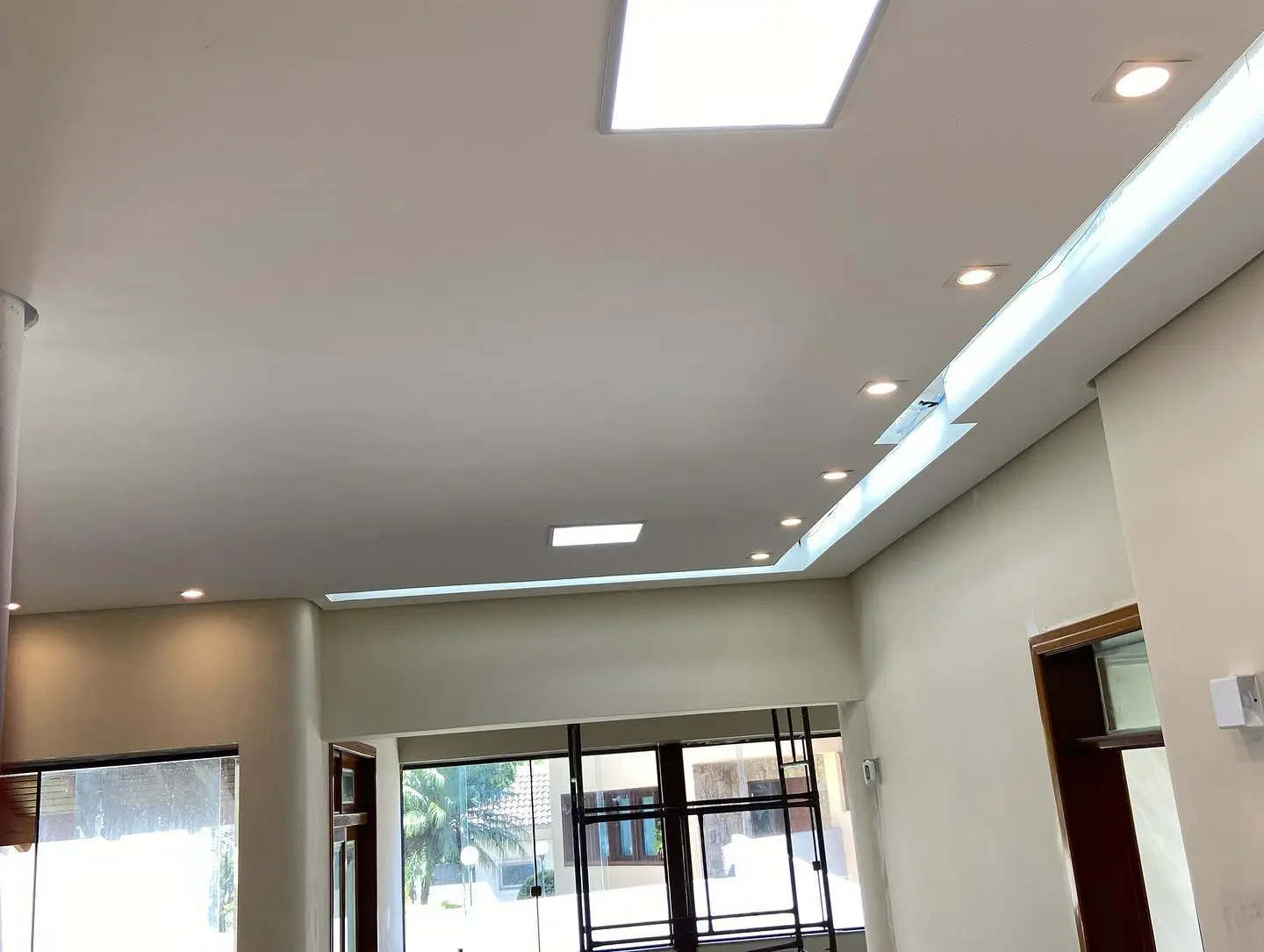 Sanca com iluminação embutida em sala