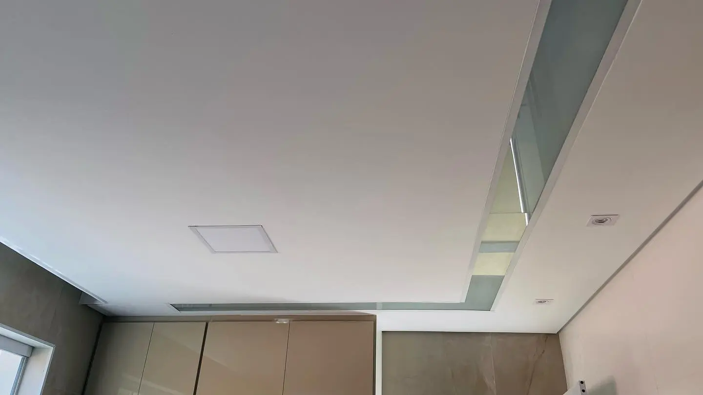 Forro de gesso com linha de luz em corredor