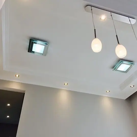 Detalhe de forro de gesso com iluminação
