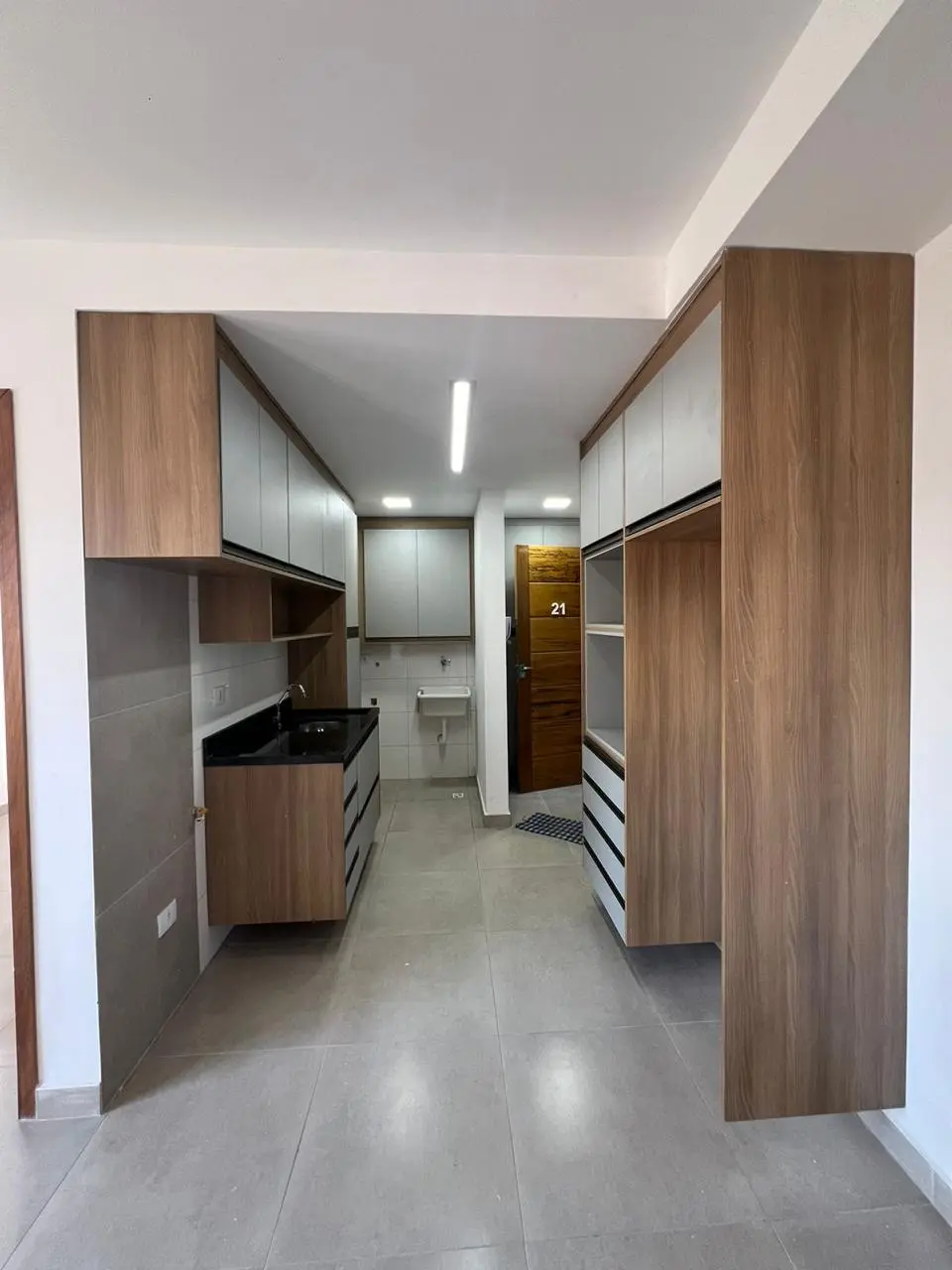 Cozinha compacta com armários planejados